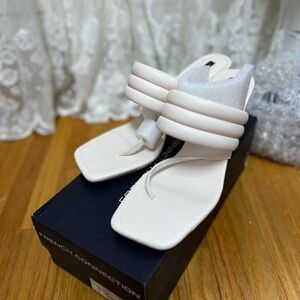 French Connection Cream Padded Toe-Loop Sandals SZ: (8) NIB